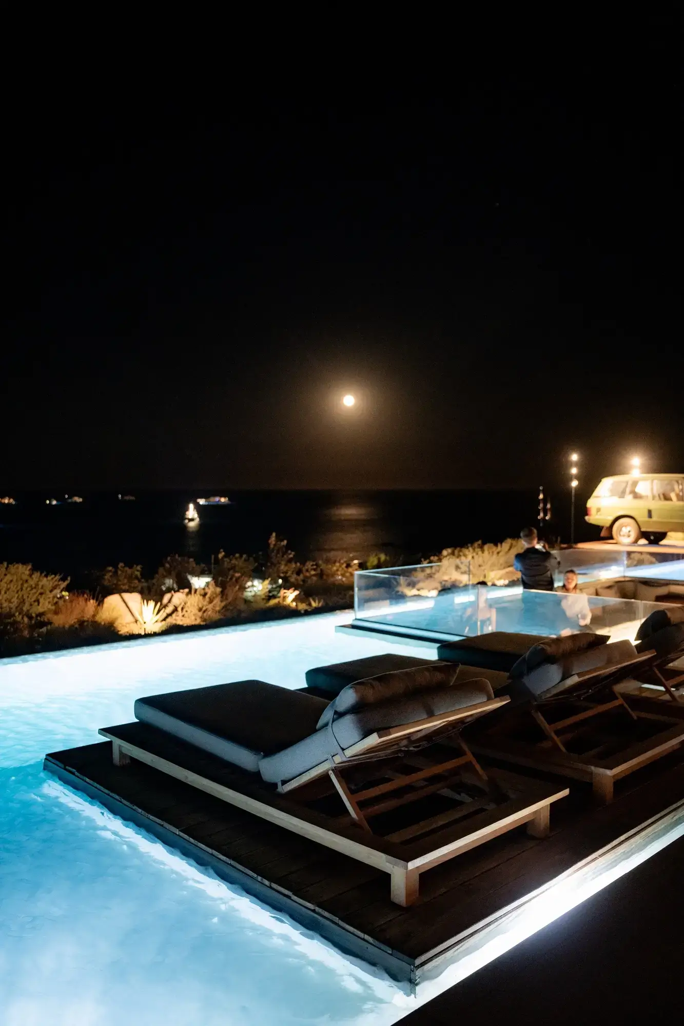 10 infinity pool night classic range rover mykonos